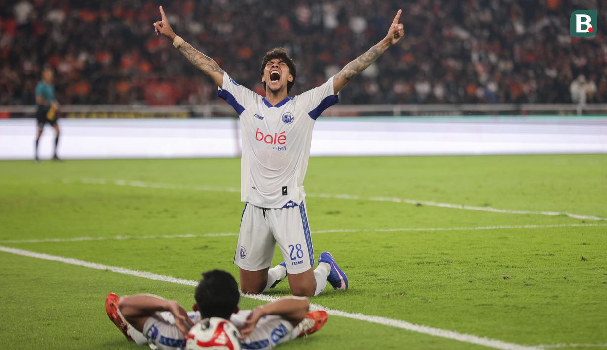 Pemain Arema FC, Betinho melakukan selebrasi usai meraih pertandingan Persija Jakarta vs Arema FC BRI Super League pekan ke-20 yang berlangsung di Stadion Utama Gelora Bung Karno, Minggu (8/2/2026) malam WIB. (Bola.com/Abdul Aziz)