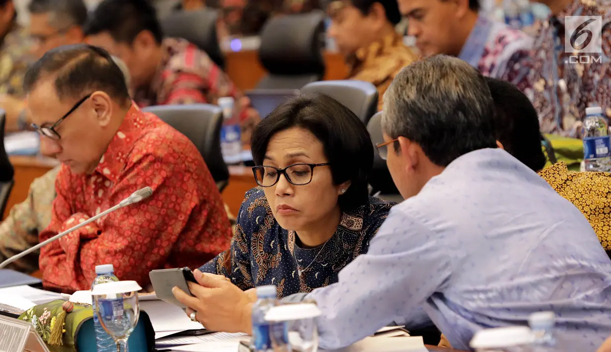 Menkue, Sri Mulyani saat mengikuti Rapat Kerja dengan Banggar DPR, Jakarta, Selasa (25/7). Rapat tersebut membahas salah satunya Laporan Realisasi Semester I dan Prognosis Semester II Pelaksanaan APBN TA. 2017. (Liputan6.com/Johan Tallo)