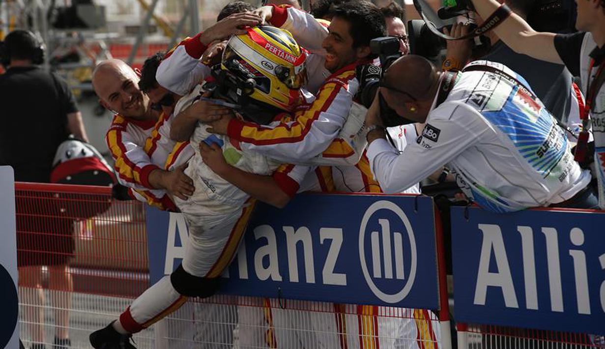 6.	Rio Haryanto disambut kru tim Campos Racing seusai finis pertama Race 2. (photo by gp2series)