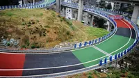 Pemerintah salah satu kota metropolitan yang ada di Tiongkok, Chongqing, dilaporkan tengah membuat jalan yang berwarna-warni.