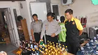 Polisi menggerebek rumah penjual miras oplosan di Bekasi (Liputan6.com/ Rahmat Hidayat)