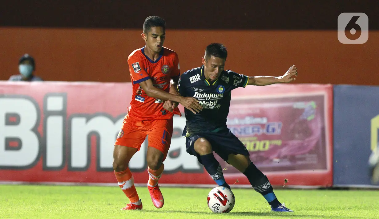 Bek Persib Bandung Henhen Herdiana (kanan) berebut bola dengan pemain Persiraja Banda Aceh Miftahul Hamdi pada laga Piala Menpora 2021 di Stadion Maguwoharjo, Jumat, (2/4/2021). Persib menang 2-1. (Bola.com/M Iqbal Ichsan)