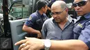 Seorang Warga Negara Asing (WNA) diamankan petugas saat razia di kawasan Petamburan, Jakarta, Jumat (29/1). Diduga razia tersebut terkait kasus penggerebekan sabu ratusan kilogram di Jepara. (Liputan6.com/Herman Zakharia)
