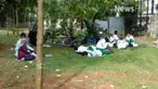 Terlihat sejumlah pendemo anti-Ahok, yang mengawal jalannya persidangan sejak pagi, mulai lelah dan beristirahat di Bumi Perkemahan Ragunan.