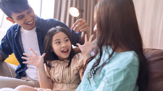 Seorang anak sedang menghabiskan waktu bersama orangtuanya (Foto Dok: Freepik/Lifestylememory)