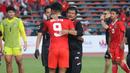 <p>Selebrasi striker Timnas Indonesia U-22, Ramadhan Sananta bersama pelatih Indra Sjafri setelah berakhirnya laga semifinal cabor sepak bola SEA Games 2023 menghadapi Vietnam di Olympic National Stadium, Phnom Penh, Kamboja, Sabtu (13/5/2023). Timnas Indonesia menang 3-2 dan memastikan lolos ke partai final. (Bola.com/Abdul Aziz)</p>