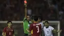 3.Gelandang Timnas Indonesia, Hanif Sjahbandi, diusir wasit setelah menerima kartu kuning kedua setelah melakukan tekel keras kepada pemain Vietnam. (Bola.com/Vitalis Yogi Trisna)