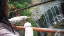 Wisatawan melihat keindahan dari Air Terjun Temam yang terletak di Kelurahan Rahma, Sumatera Selatan, Jumat (10/10/2014) (Liputan6.com/Faizal Fanani)