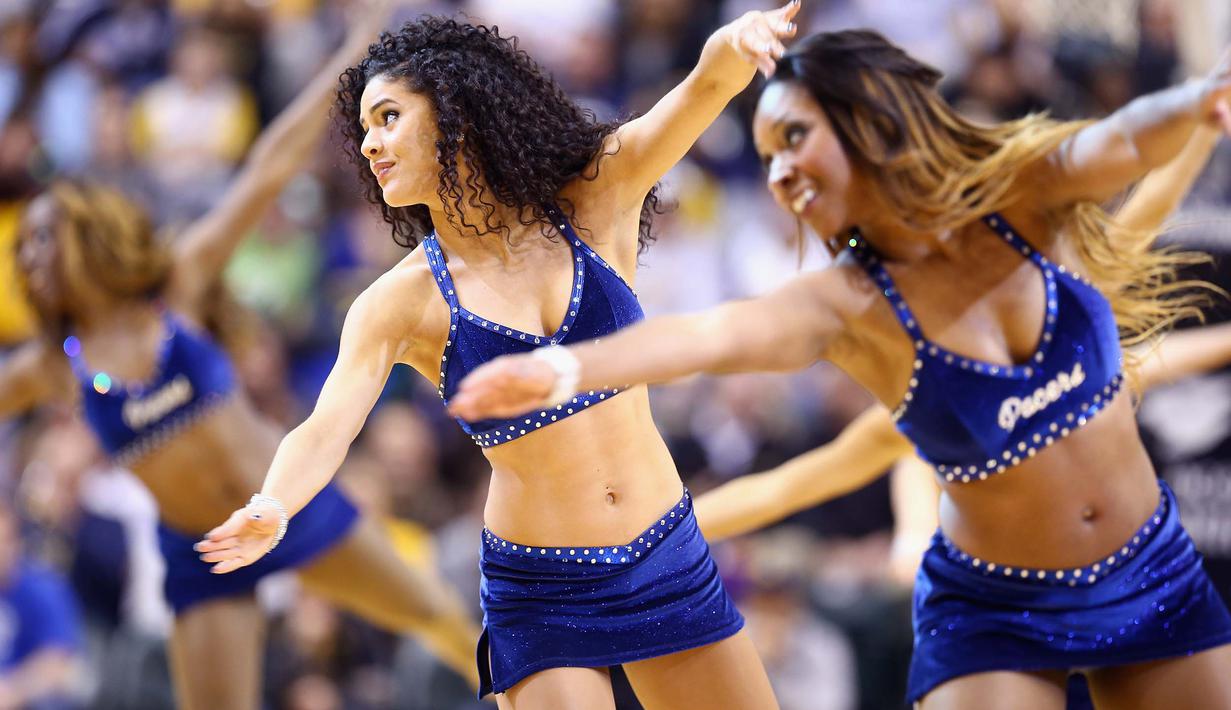 Indiana Pacers Cheerleaders saat tampil pada laga NBA di Bankers Life Fieldhouse, Indiana, AS. (AFP/Andy Lyons/Getty Images/AFP)
