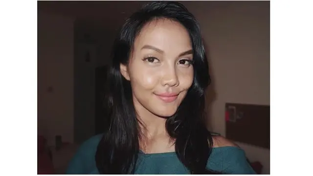 Sebelum bermain film, Veronika Krasnasari merupakan seorang model.
