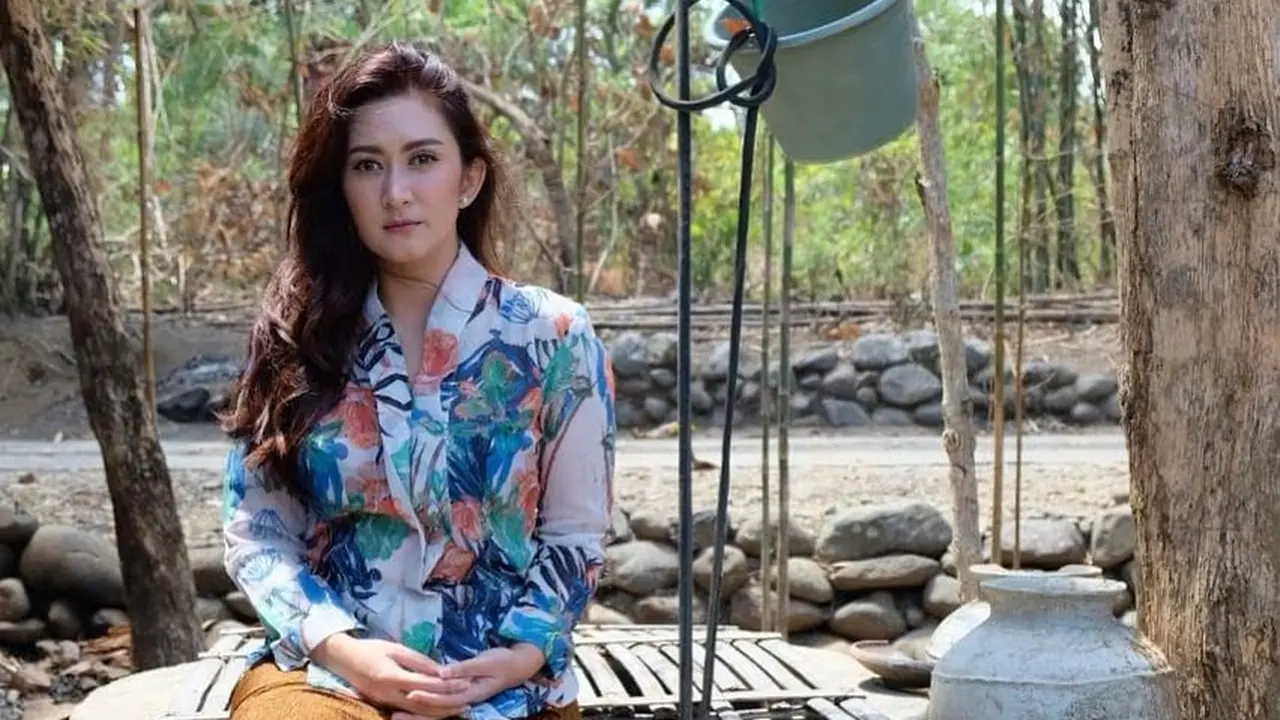 Nafa Urbach Berkebaya, Bak Kembang Desa