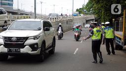 Polisi saat melakukan Operasi Zebra Jaya 2021 di kawasan Jalan Gatot Subroto, Jakarta, Selasa (16/11/2021). Operasi Zebra Jaya 2021 digelar untuk meningkatkan kedisiplinan masyarakat dalam berlalu lintas. (Liputan6.com/Faizal Fanani)