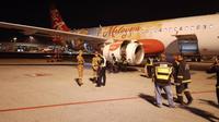 Penerbangan AirAsia AK128 mendarat dengan selamat di Terminal 2 KLIA setelah putar baik dalam perjalanan ke China. (Selangor Bomba)