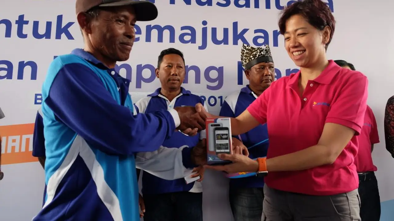 Sosialisasi aplikasi Laut Nusantara oleh XL Axiata di Kampung Mandar, Banyuwangi, Jawa Timur, Kamis (4/4/2019). (Liputan6.com/ Agustin Setyo W).