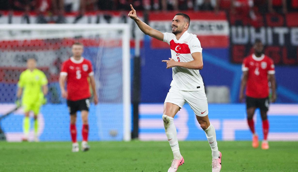 Di menit awal pertandingan, Merih Demiral membuka keunggulan Turki atas Austria. (Ronny HARTMANN/AFP)