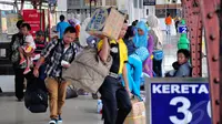 Para pemudik tiba di stasiun kereta api Senen, Jakarta, Jumat (1/8/14). (Liputan6.com/Faizal Fanani)