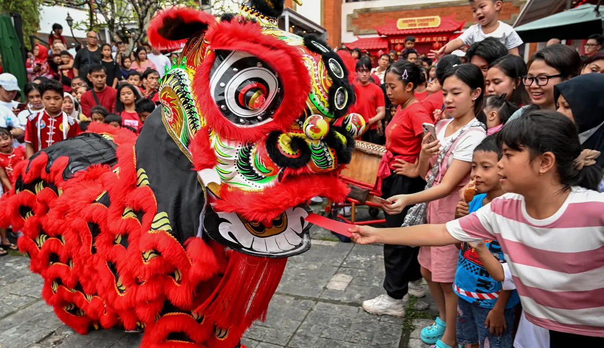 Sebuah tim barongsai tampil pada hari pertama Tahun Baru Imlek Naga di Denpasar, Bali, 10 Februari 2024. (SONNY TUMBELAKA/AFP)