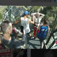 Nyali besar ternyata dimiliki oleh si penyanyi fenomenal Justin Bieber. Justin melawan rasa takutnya dengan mengikuti permainan Bungee Jumping dengan melompat dari ketinggian kuarng lebih 110 meter. (Instagram/justinbieber)
