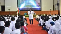Risma mengumumkan layanan curhat untuk SMA Surabaya (Liputan6.com / Dian Kurniawan)