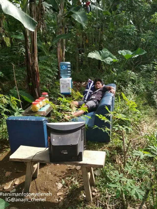 6 Potret Pemuda Tidur di Kebun Ini Bikin Tepuk Jidat