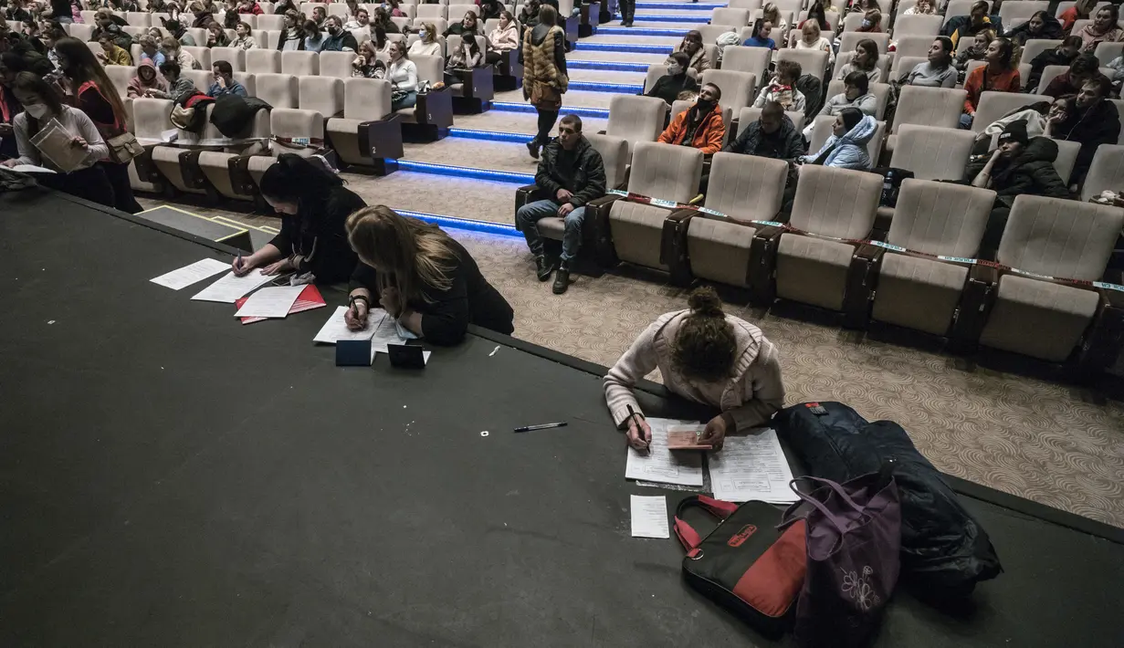 Pengungsi Ukraina beristirahat di pusat bantuan regional di Pusat Kongres Praha di Praha, Republik Ceko (7/3/2022). Ceko merupakan salah satu dari 17 negara yang memberi bantuan langsung kepada Ukraina untuk melawan Rusia. (AFP/Michal Cizek)