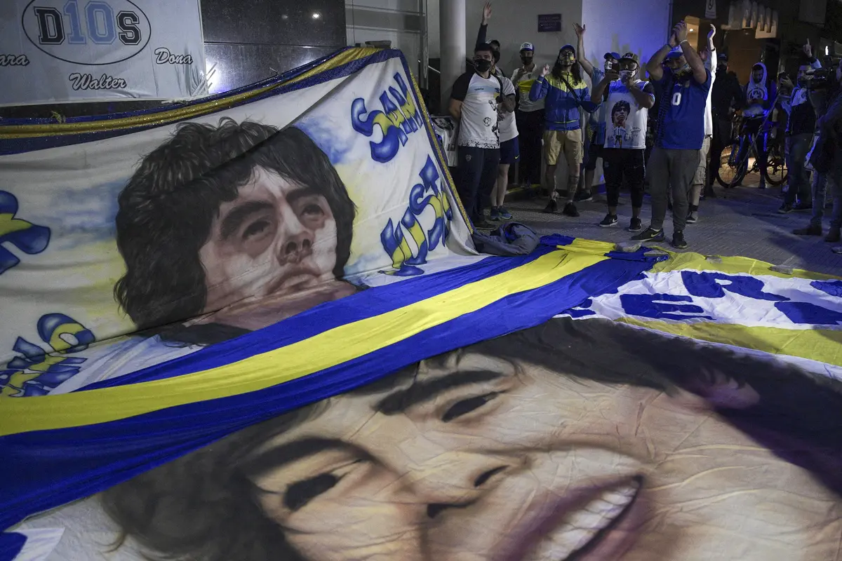Diego Maradona Dirawat, Fans Berkumpul di Rumah Sakit