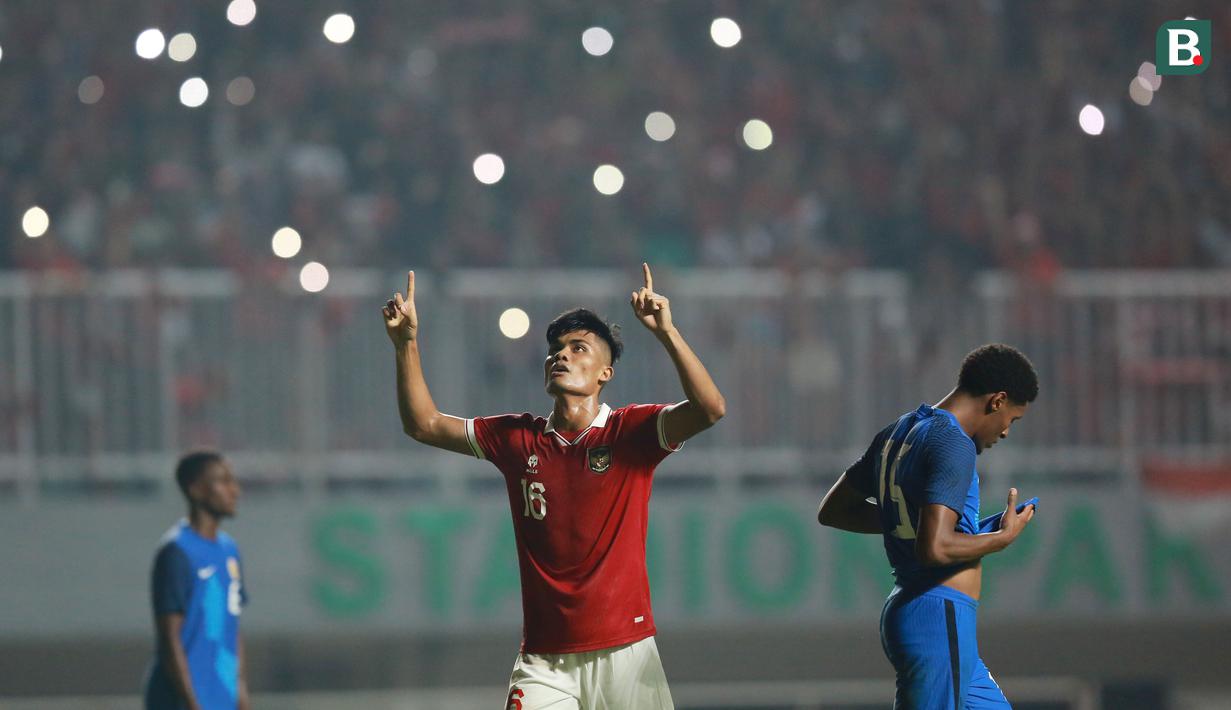 <p>Pemain Timnas Indonesia, M. Ramadhan Sananta merayakan kemenangan timnya&nbsp;saat laga FIFA Match Day antara Timnas Indonesia melawan Timnas Curacao di Stadion Pakansari, Bogor, Selasa (27/09/2022). (Bola.com/Muhammad Iqbal Ichsan)</p>