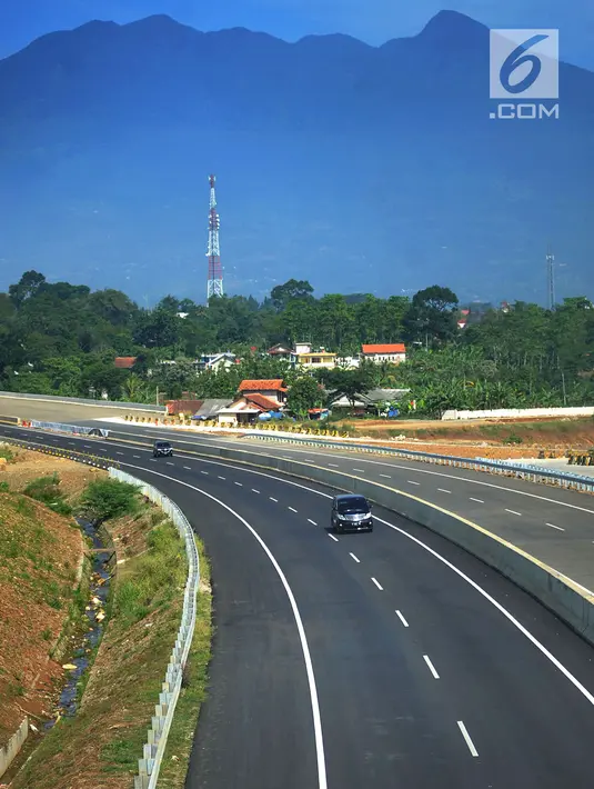Kendaraan melintasi tol dengan latar belakang Gunung Salak menuju arah Ciawi di kawasan Ciawi Bogor (20/6). Mulai kemarin tol fungsional Bocimi seksi 1 Ciawi-Cigombong diberlakukan satu arah menuju Ciawi. (Merdeka.com/ Arie Basuki)