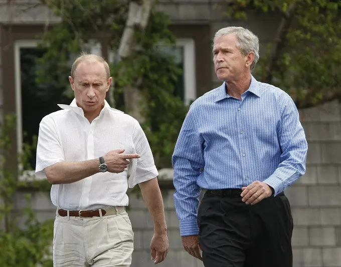 Vladimir Putin ketika bertemu dengan George W. Bush (AP Photo/Gerald Herbert, File)