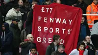 Suporter Liverpool melancarkan protes terhadap manajemen atas kenaikan harga tiket musim depan (Reuters).