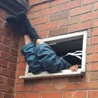 Seorang pencuri menangis minta tolong saat dirinya terjebak di sebuah jendela. (Sumber Foto: Telegraph)