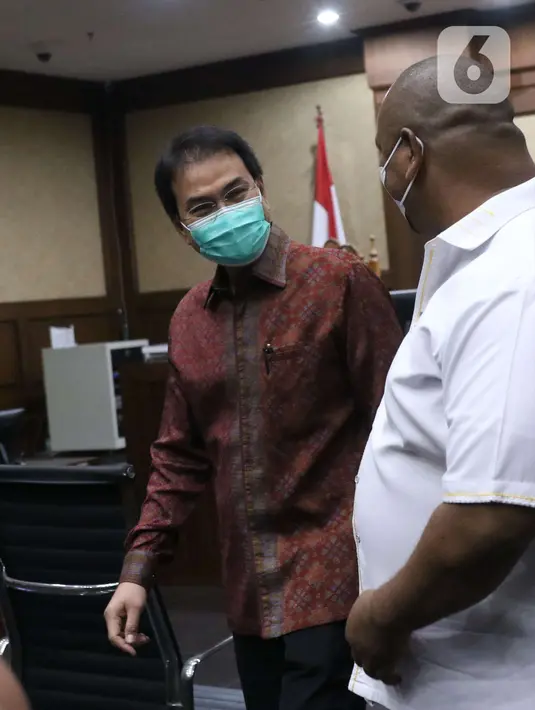 Terdakwa eks Wakil Ketua DPR RI Azis Syamsuddin saat menjalani sidang di Pengadilan Tipikor, Jakarta, Senin (6/12/2021). Azis menjalani sidang perdana pembacaan surat dakwaan JPU KPK terkait dugaan suap pengurusan perkara yang sedang ditangani KPK di Lampung Tengah. (Liputan6.com/Angga Yuniar)