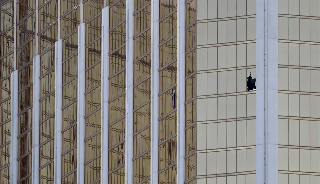 Sebuah jendela di lantai 32 Mandalay Bay Hotel and Casino pecah usai penembakan brutal di Las Vegas, Senin (2/10). Dari investigasi awal, pelaku bernama Stephen Paddock (64) tidak terkait milisi atau kelompok ekstrem mana pun. (AP/Chris Carlson)