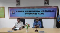 Kepala BNN Riau Brigjen Untung Subagyo memberi penjelasan terkait vidoe viral ribut Satpol PP Pekanbaru dan petugas BNN. (Liputan6.com/M Syukur)