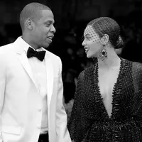 Anak kembar berjenis kelamin laki-laki telah hadir di tengah-tengah keluarga Beyonce dan Jay Z. Namun sejak kabar kelahiran bayi tersebut ramai dibicarakan, hingga kini publik penasaran lantaran ingin melihatnya. (AFP/Bintang.com)