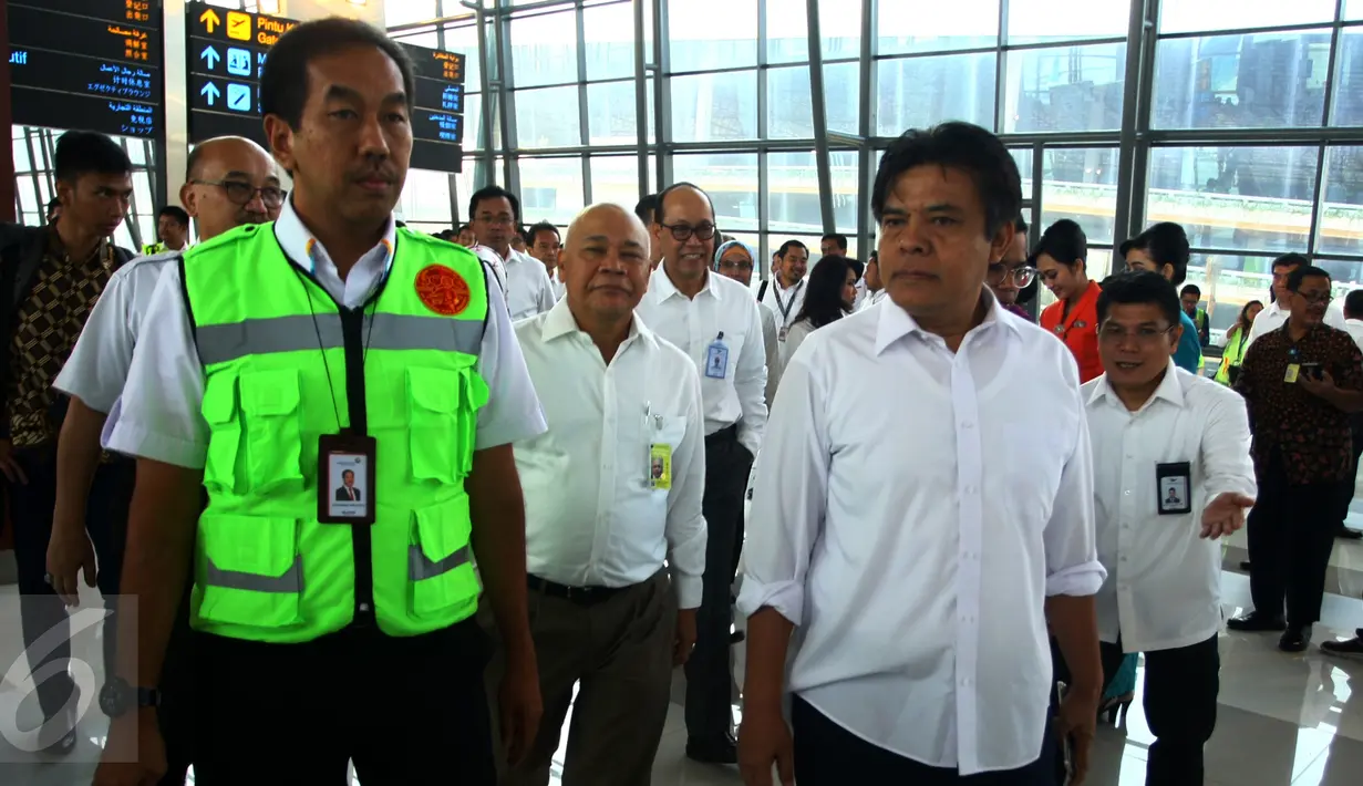 Dirjen Perhubungan Udara Agus Suasanto (kanan) didampingi Direktur Angkasa Pura II Muhammad Awaluddin usai meresmikan penerbangan perdana Internasional di Terminal 3 Internasional Bandara Soekarno Hatta, Tangerang, Banten, Senin (1/5). (Liputan6.com)