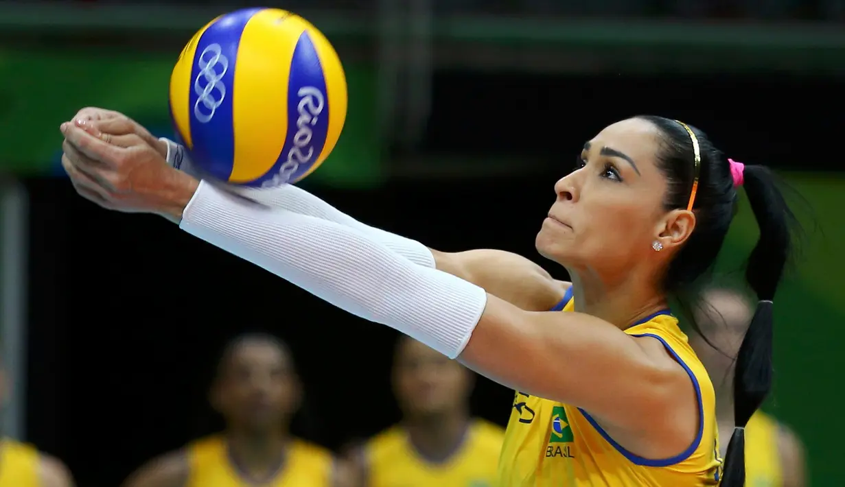 Atlet voli asal Brasil, Jaqueline Carvalho mengembalikan bola saat bertanding melawan tim Jepang di Olimpiade 2016, Rio de Janeiro, Brasil, (9/10).  Atlet 32 tahun ini bermain sebagai pemukul luar dan memiliki tinggi 1,86m. (REUTERS/Marcelo del Pozo)
