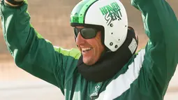 Skydiver, Luke Aikins setelah berhasil terjun bebas dari pesawat di atas ketinggian 25.000 kaki tanpa menggunakan parasut, di Simi Valley, California, Sabtu (30/7). Terjun bebas yang berlangsung dua menit itu, Aikins mencapai kecepatan 193km /jam. (AFP)
