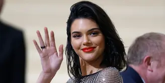 Hubungan yang terjalin antara Kendall Jenner dan ASAP Rocky sampai saat ini memang belum diketahui kejelasannya. Meskipun kerap terlihat bermesraan, namun keduanya tak kunjung mengonfirmasi pada publik. (AFP/Bintang.com)
