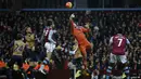 Kiper Arsenal, Petr Cech, mengamankan gawangnya dari gempuran pemain Aston Villa pada laga Liga Premier Inggris di Stadion Villa Park, Inggris, Minggu (13/12/2015). (AFP/Adrian Dennis)