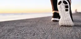Berjalan kaki bisa membantu mengurangi risiko penyakit kronis, termasuk penyakit jantung, stroke, dan beberapa jenis kanker.  (Foto/dok: Freepik/wayhomestudio)