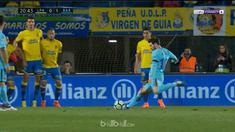 Berita video gol indah free kick Lionel Messi ke gawang Las Palmas dalam lanjutan La Liga 2017-2018. This video presented by BallBall.