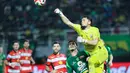 Kiper Madura United, Diky Indriyana, berusaha menghalau bola saat melawan Persebaya Surabaya pada laga BRI Super League di Stadion Gelora Bung Tomo, Surabaya, Jumat (17/04/2026). (Bola.com/M Iqbal Ichsan)