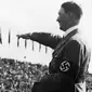 Adolf Hitler ketika memberikan hormat ala Nazi (AP)