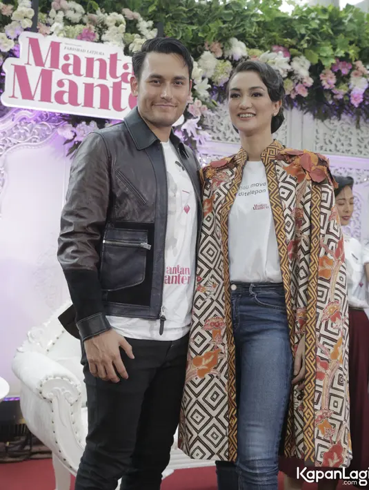 Atiqah Hasiholan beradu akting dengan aktor Arifin Putra. Keduanya menjadi sepasang kekasih difilm Mantan Manten, Chemistry keduanya begitu dapat, sehingga film Mantan Manten sangat direkomendasikan untuk ditonton. (KapanLagi.com/Muhammad Akrom Sukarya)