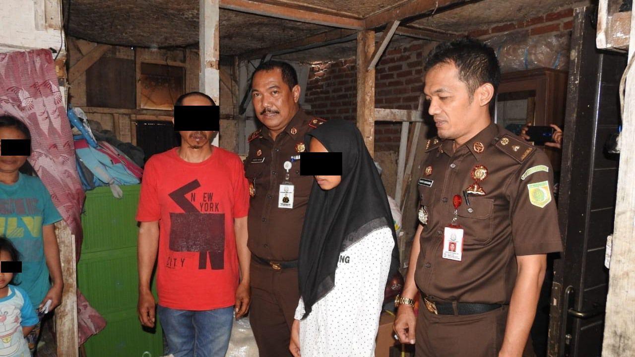Kepala Kejari Garut Sugeng Hariadi saat mengunjungi rumah keluarga AJ, bapak yang mencuri HP demi anaknya agar bisa sekolah online