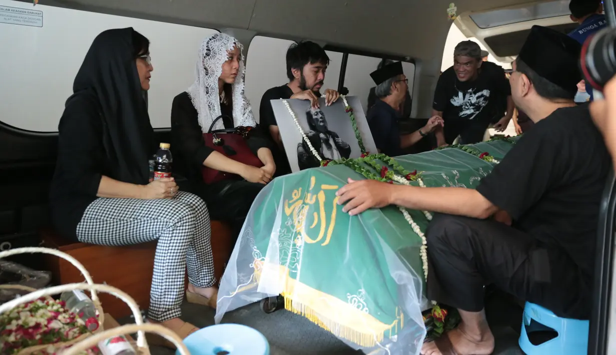 Dalam mobil ambulans yang membawa keyboardis Godbless saat akan di salatkan di masjid yang tidak jaug dari tempat Yokie meninggal dunia di RS Pondok Indah. (Adrian Putra/Bintang.com)