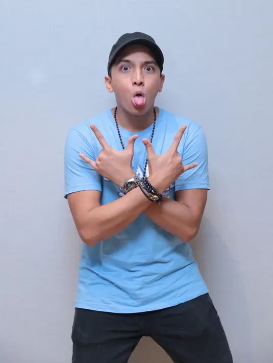 "Jadi tahu kalau dia bikin film nggak setengah-setengah. Terus banyak juga stand up comedian yang berubah menjadi aktor, sutradara seperti Raditya Dika, Ernest Prakasa, Soleh Solihun," sambungnya. (Adrian Putra/Bintang.com)