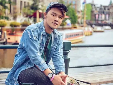 Tak hanya berfungsi sebagai penutup kepala, topi juga menjadi aksesori untuk menunjang penampilan. Menggunakan topi baseball bermotif, penampilan Danang terlihat lebih trendi. (Liputan6.com/IG/@da2_danang)