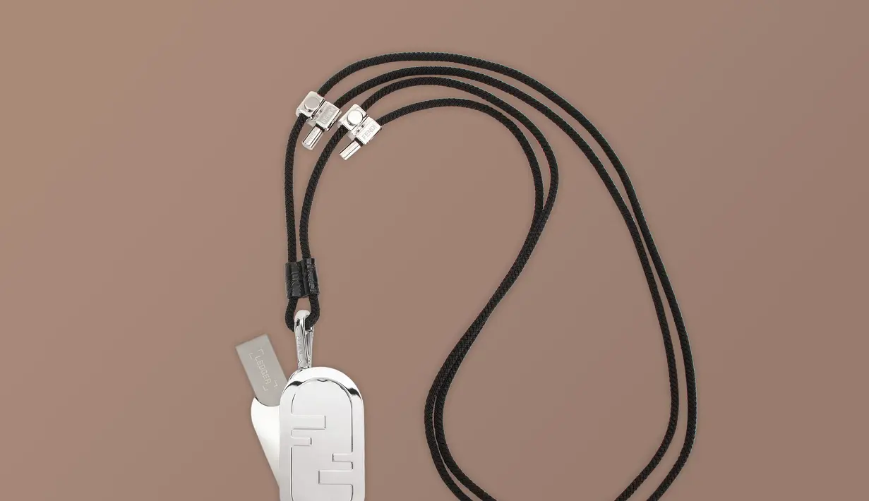 FENDI merancang aksesori teknologi yaitu dompet hardware untuk menyimpan cryptocurrency atau mata uang kripto dan aset digital seperti NFT.